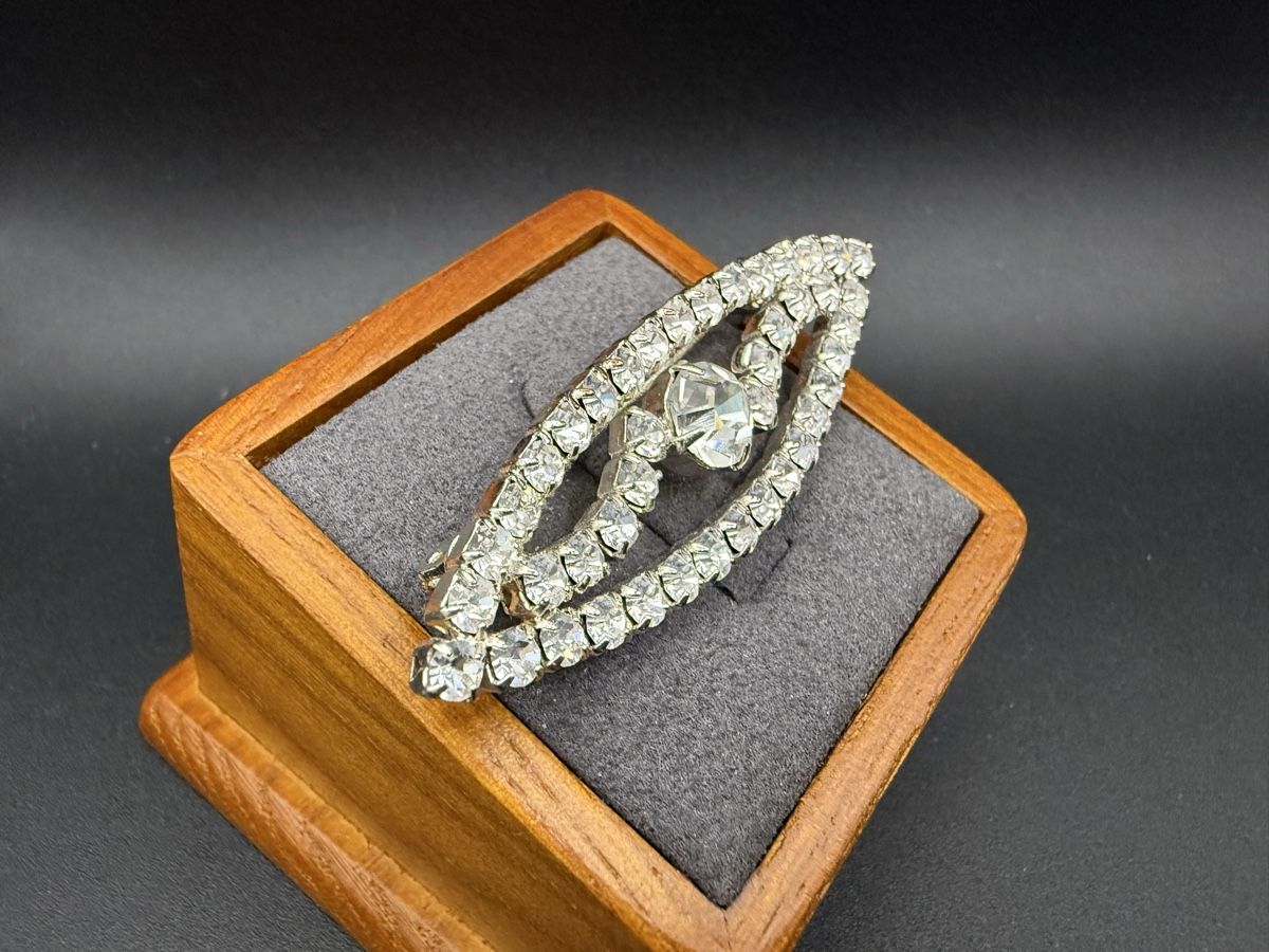 Broches & Aiguilles: Elegante Vintage-Brosche mit Strasssteinen – D'occasion à Lamone par LaCantinaMagica 1